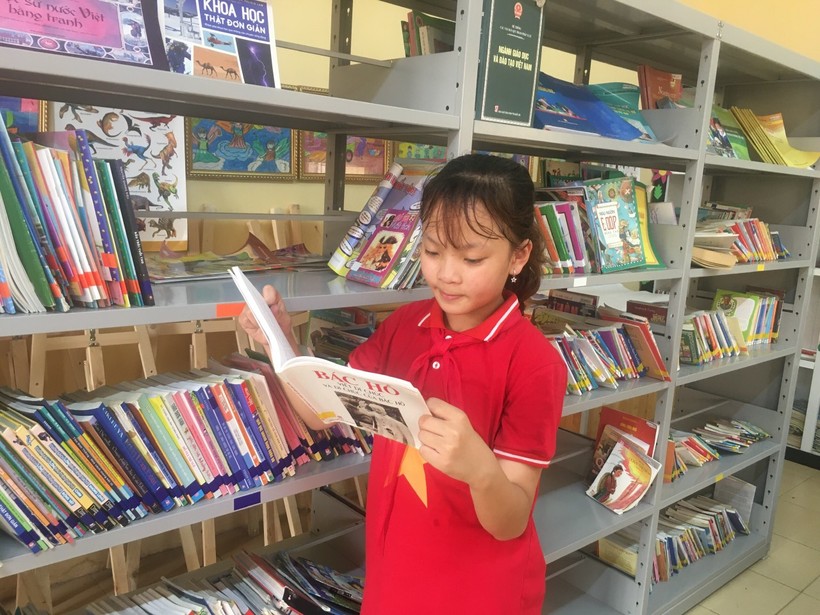 Cao Thị Bảo Ngọc trường Tiểu học Phú Lương tại thư viện sách nhà trường.