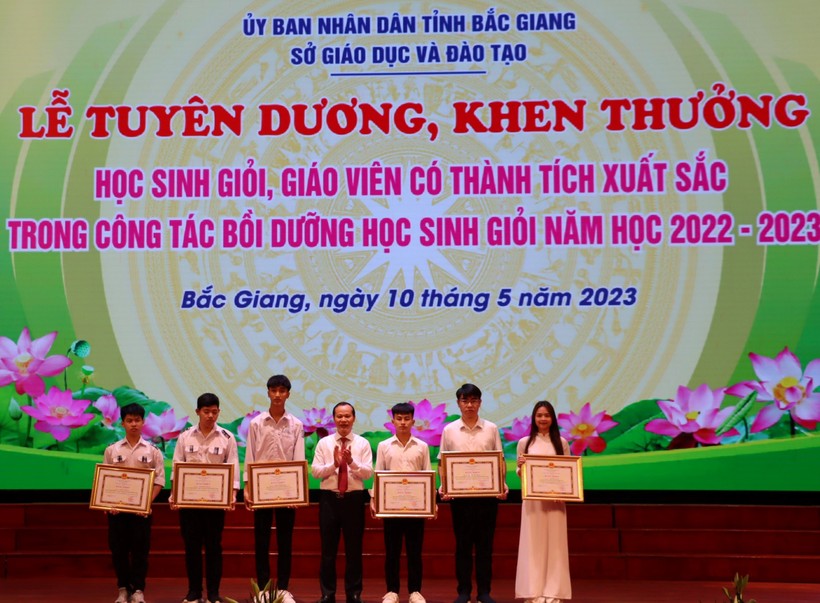 Ông Mai Sơn - Phó Chủ tịch Thường trực UBND tỉnh Bắc Giang trao khen thưởng cho học sinh xuất sắc.