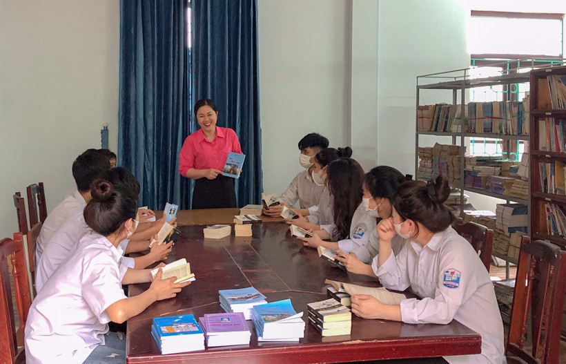 Cô Đoàn Thị Hải Yến giới thiệu những cuốn sách hay, bổ sách đến học sinh.