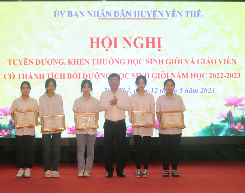 Ông Đào Duy Trọng - Bí thư Huyện ủy Yên Thế trao giấy khen cho học sinh có thành tích xuất sắc.