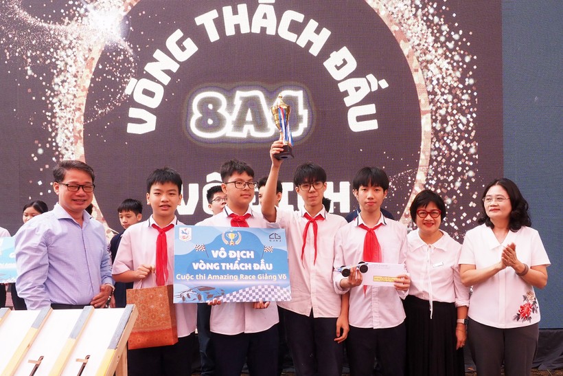 Ông Trần Đăng Nghĩa - Phó trưởng phòng Giáo dục phổ thông (Sở GD&ĐT Hà Nội) và cô Tô Thị Hải Yến trao giải cho đội Vô địch vòng thách đấu. 