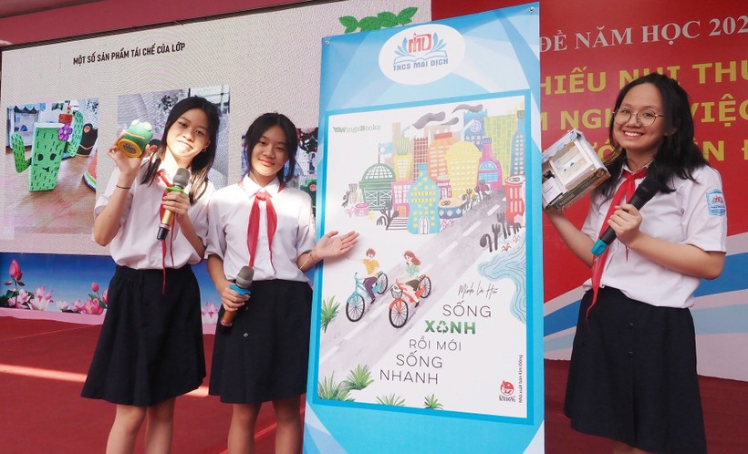 Học sinh trường THCS Mai Dịch giới thiệu sách với thông điệp bảo vệ môi trường.
