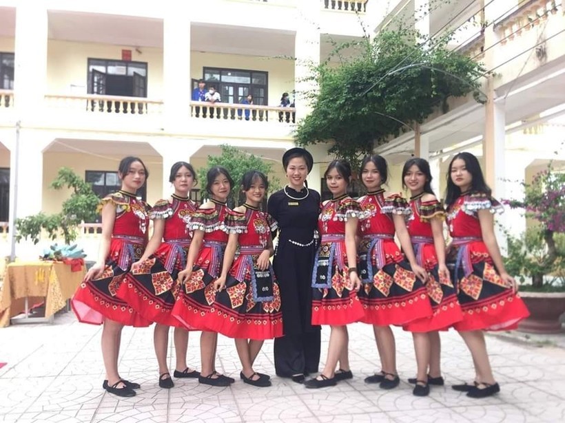 Cô Đoàn Thị Hải Yến chụp ảnh lưu niệm với học sinh nhà trường.