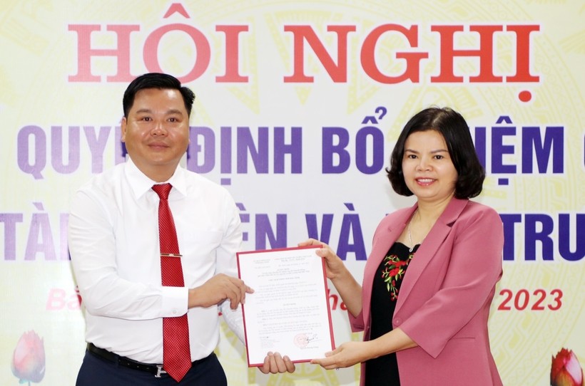 Chủ tịch UBND tỉnh Bắc Ninh - Nguyễn Hương Giang trao Quyết định cho ông Hồ Nguyên Hồng.