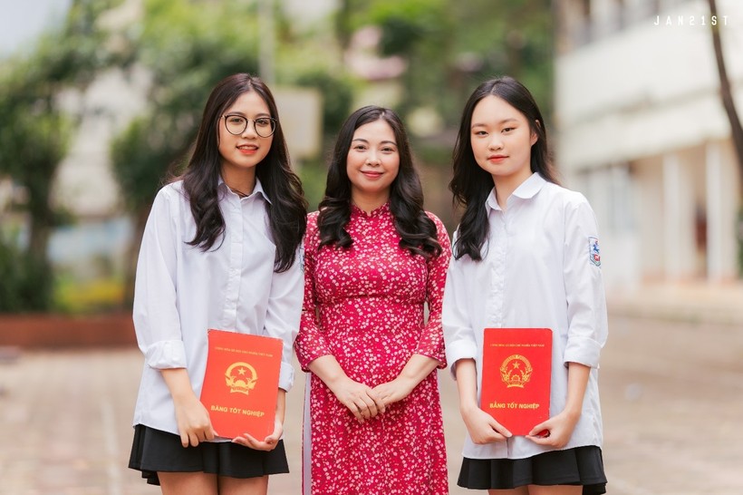 Cô Bùi Thanh Vân chụp ảnh lưu niệm với học trò lớp chủ nhiệm.