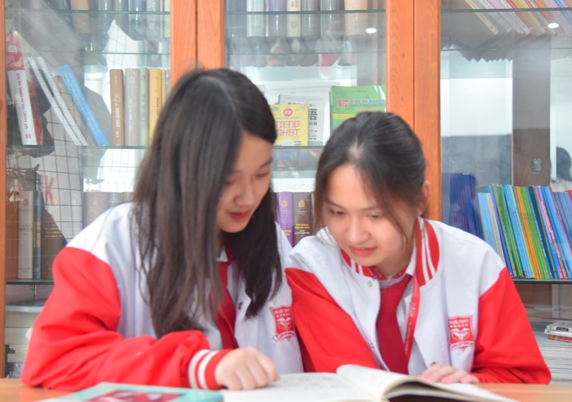 Học sinh lớp 12 trường THPT Hoàng Long ôn tập chuẩn bị cho kỳ thi tốt nghiệp THPT.