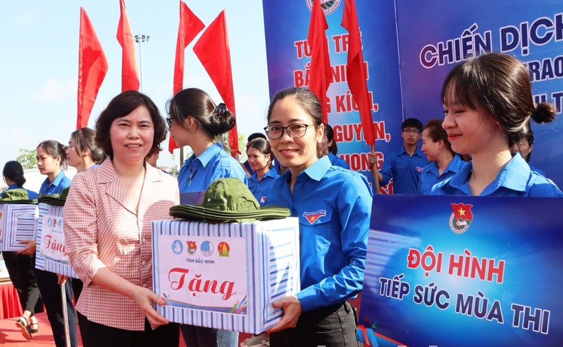 Phó Chủ tịch Thường trực HĐND tỉnh Bắc Ninh - Trần Thị Hằng tặng quà cho các đội hình tình nguyện.
