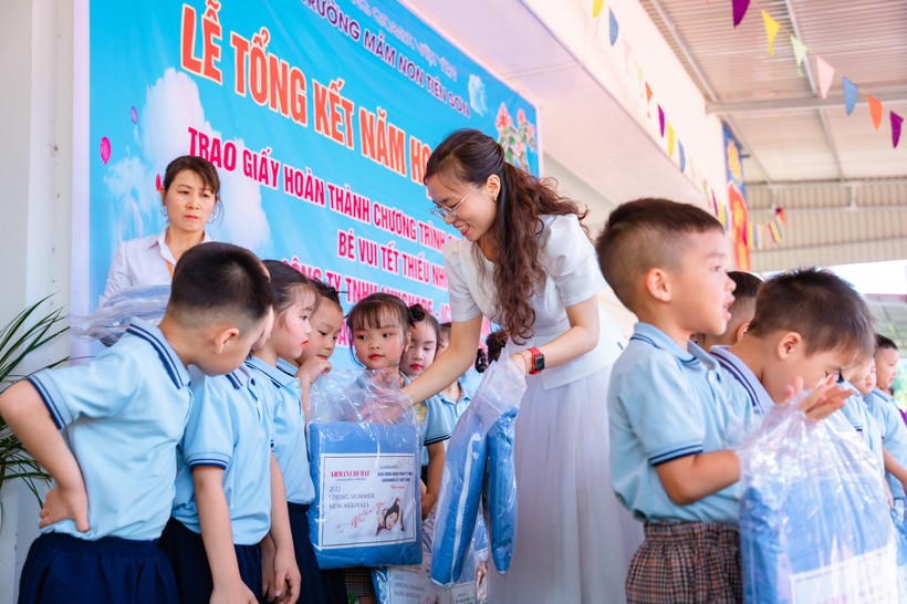 Trao quà cho học sinh huyện Việt Yên.