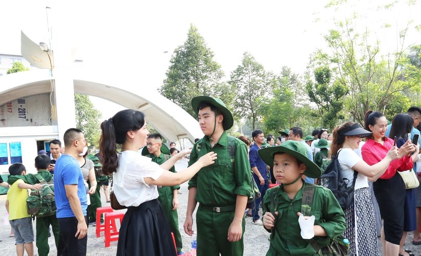 Phụ huynh động viên các con trước khi lên đường tham gia "Học kỳ trong quân đội".