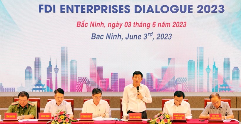Đại diện lãnh đạo UBND tỉnh Bắc Ninh - Ngô Tân Phượng điều hành phiên đối thoại.
