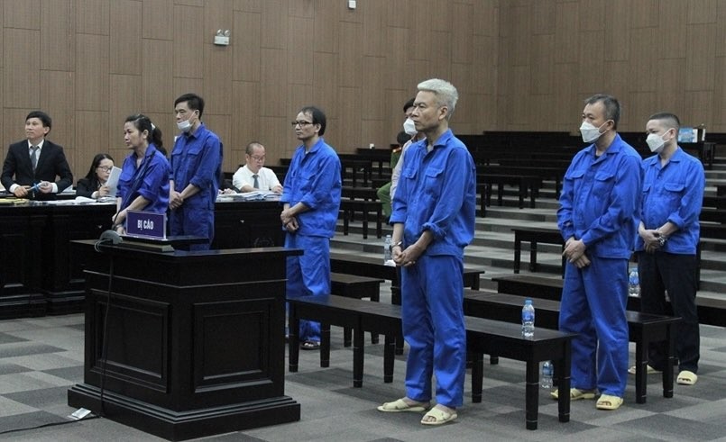 Các bị cáo tại phiên tòa xét xử sáng 6/6. 