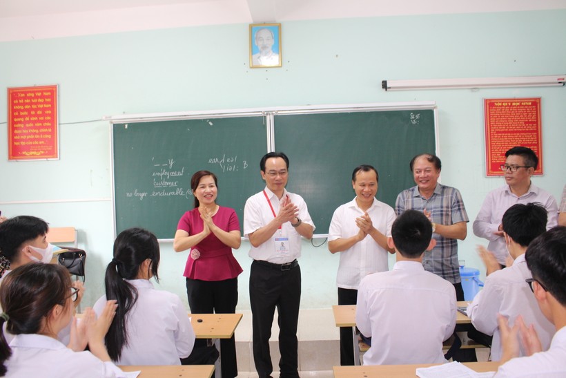 Thứ trưởng Bộ GD&ĐT Hoàng Minh Sơn cùng đoàn công tác động viên thí sinh vững tin bước vào kỳ thi tốt nghiệp THPT.