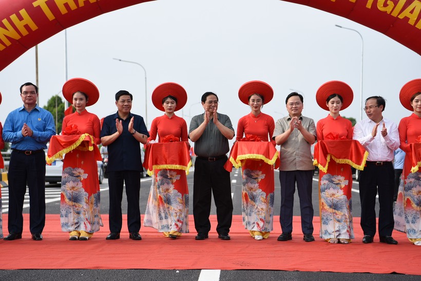 Thủ tướng Chính phủ Phạm Minh Chính cùng các đại biểu cắt băng khánh thành dự án.