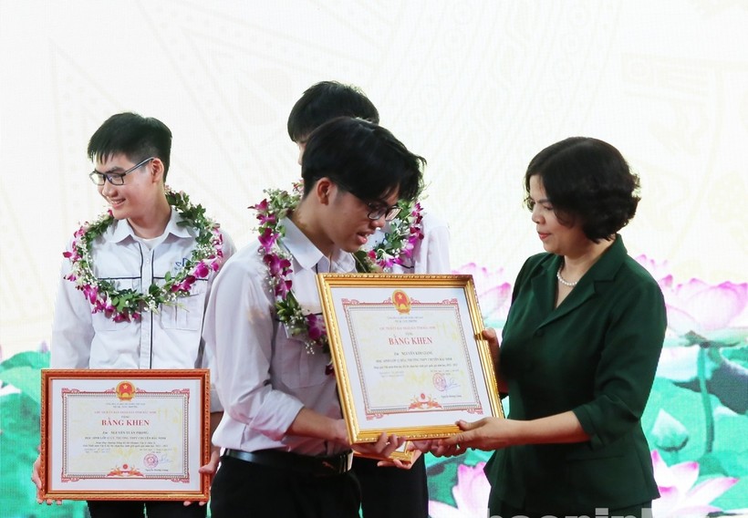 Chủ tịch UBND tỉnh Bắc Ninh trao Bằng khen cho học sinh đạt giải Nhất kỳ thi chọn học sinh giỏi Quốc gia.