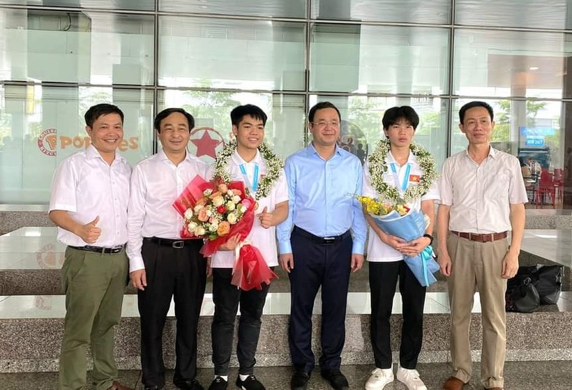 Ông Nguyễn Thế Sơn - Giám đốc Sở GD&ĐT tỉnh Bắc Ninh (áo xanh) và đại diện trường THPT Chuyên Bắc Ninh chúc mừng hai học sinh.