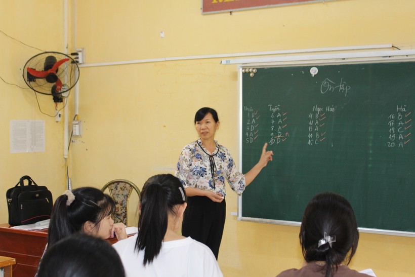 Cô Triệu Thị Khuyên - trường PTDT Nội trú tỉnh Bắc Giang củng cố kiến thức cho học trò.