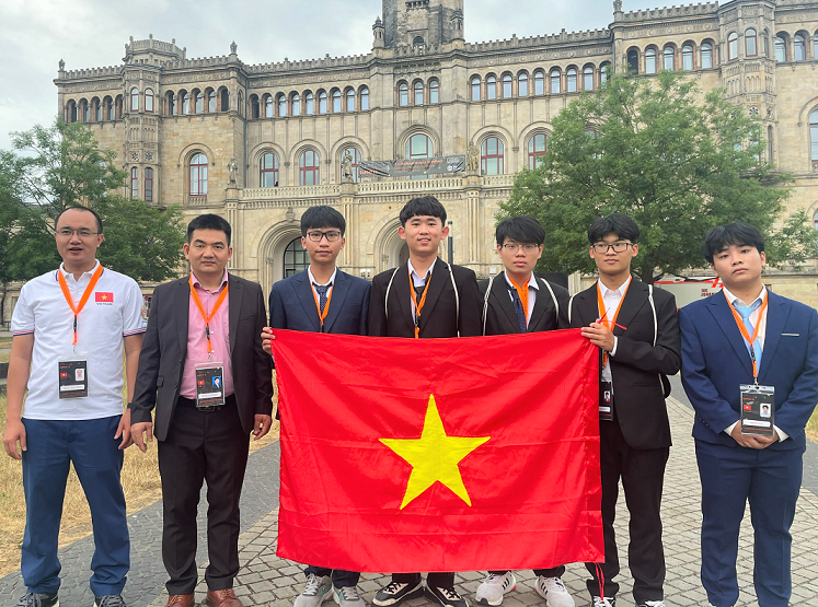 Em Trương Phi Hùng (thứ 3 từ trái sang phải) cùng các thí sinh Việt Nam tại Cộng hòa Liên bang Đức.
