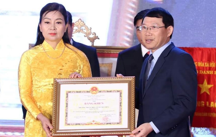 Nhà giáo Nguyễn Thị Thanh Thiết vinh dự được nhận Bằng khen của Chủ tịch UBND tỉnh Bắc Giang.