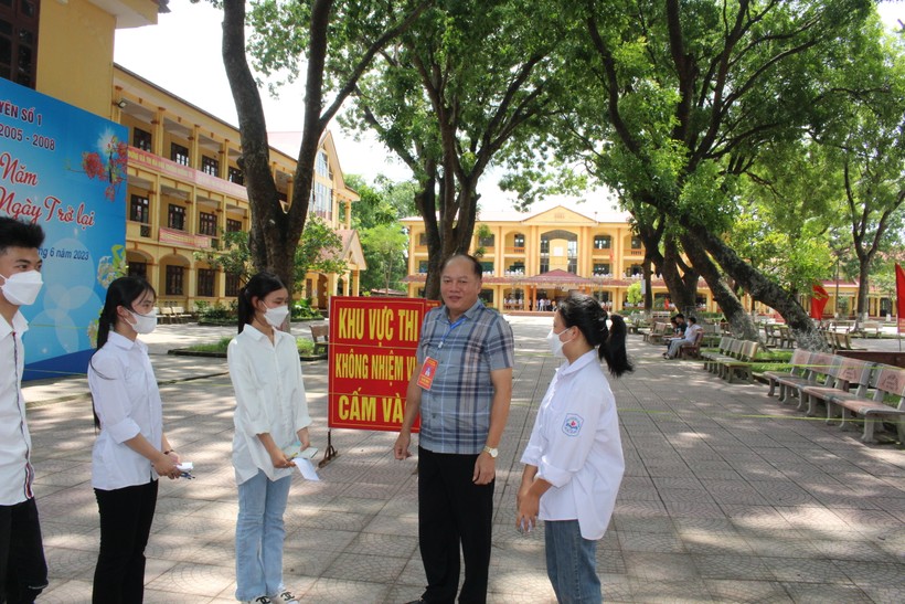 Giám đốc Sở GD&ĐT tỉnh Bắc Giang - Tạ Việt Hùng động viên thí sinh trước giờ thi.