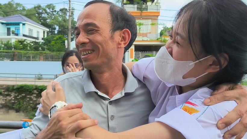 Anh Nguyễn Quang Anh chia vui với con gái sau khi hoàn thành tốt bài thi ngoại ngữ chiều 29/6. 