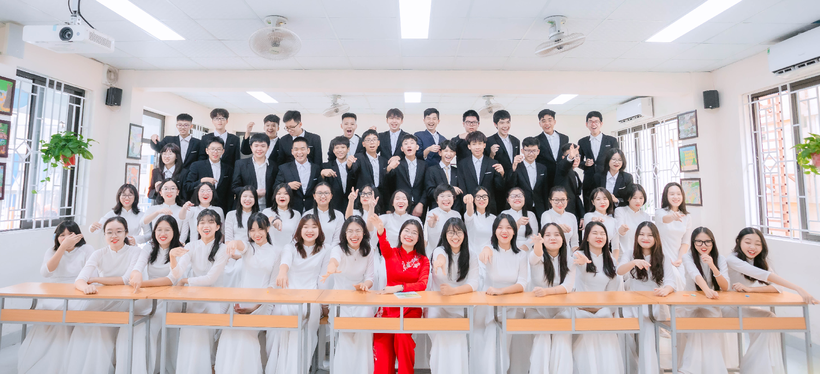 Lớp 9A9 và cô giáo chủ nhiệm Lê Thị Kim Phượng với tỉ lệ đỗ công lập là 98,1%.