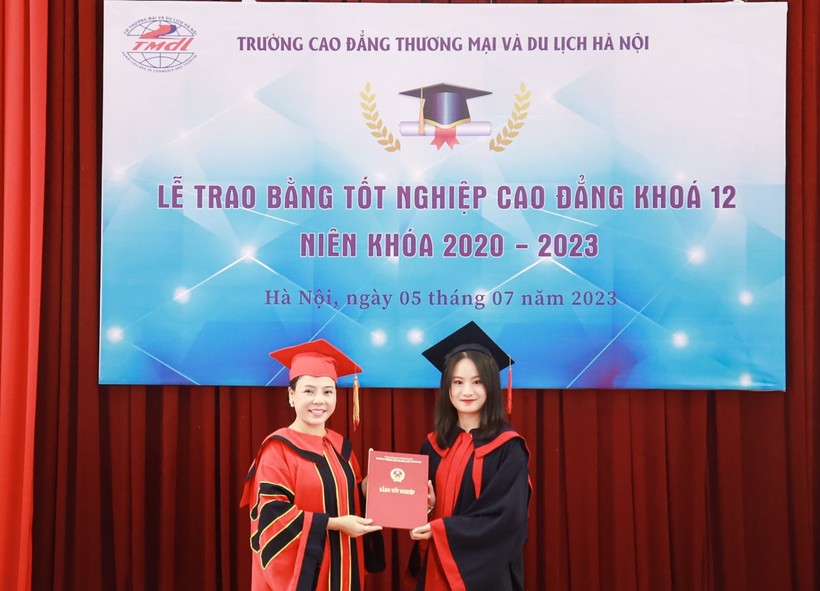 TS. Trịnh Thị Thu Hà trao bằng cho tân cử nhân Chu Thị Lan Anh, lớp Quản trị Du lịch 12A3 tốt nghiệp loại Xuất sắc.