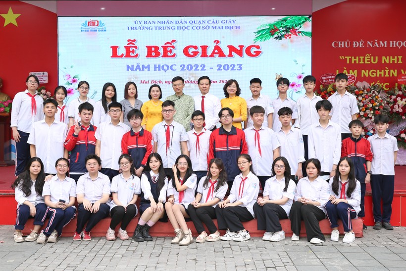 Cô Nguyễn Mỹ Hảo - Hiệu trưởng trường THCS Mai Dịch cùng thầy cô giáo nhà trường chụp ảnh lưu niệm với học sinh.