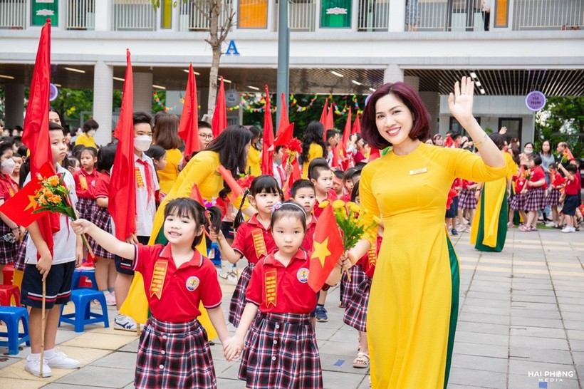 Cô Hiệu trưởng - Nguyễn Thị Vân Anh hân hoan chào đón các em lớp 1 lần đầu cắp sách tới trường.