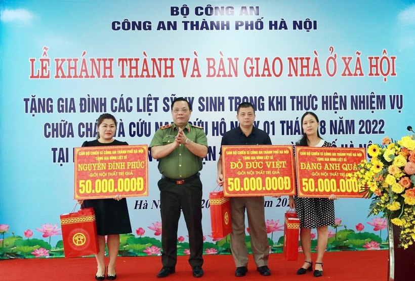 Trung tướng Nguyễn Hải Trung, Giám đốc Công an TP Hà Nội trao quà tặng các gia đình liệt sĩ.