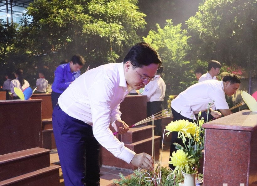 Bí thư Tỉnh ủy Bắc Ninh - Nguyễn Anh Tuấn thắp hương lên các phần mộ liệt sĩ tại Nghĩa trang liệt sỹ xã Long Châu (huyện Yên Phong).