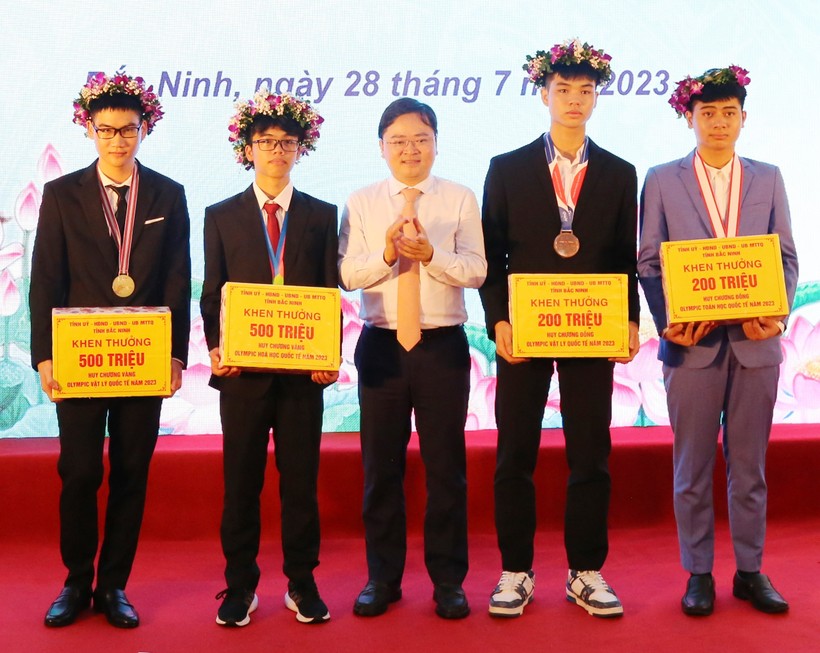 Bí thư Tỉnh uỷ Bắc Ninh - Nguyễn Anh Tuấn chúc mừng các em học sinh giỏi đoạt giải Quốc tế.