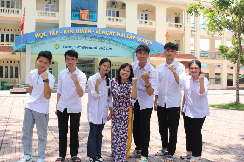 Cô Nguyễn Thị Hoa, giáo viên Trường THPT Hiệp Hòa số 1 và các học trò là thủ khoa các khối của nhà trường tại kỳ thi tốt nghiệp THPT 2023.