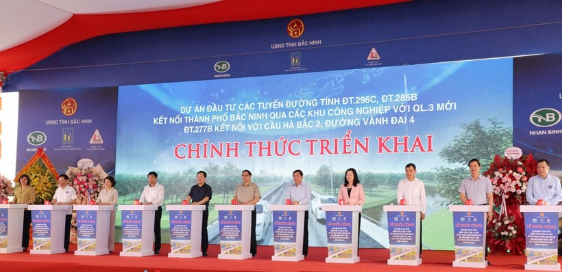Thủ tướng Phạm Minh Chính cùng đại diện lãnh đạo Bộ, ngành, tỉnh Bắc Ninh nhấn nút phát lệnh khởi công.