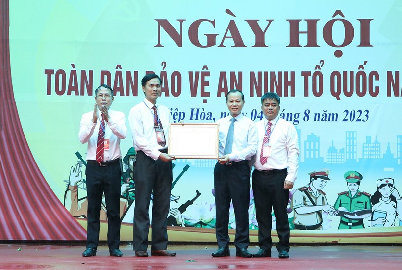 Ông Mai Sơn, Phó Chủ tịch Thường trực UBND tỉnh Bắc Giang (thứ 2 từ phải sang trái) trao Bằng khen của Chủ tịch UBND tỉnh cho tập thể Trường THPT Hiệp Hòa số 2.