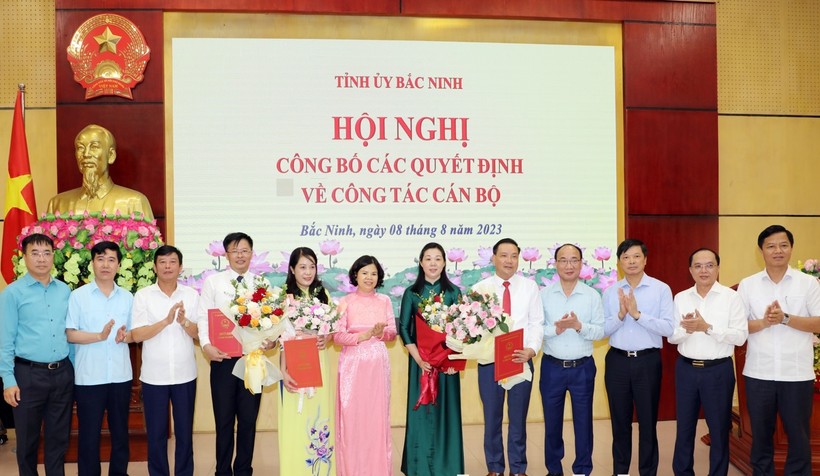 Lãnh đạo tỉnh Bắc Ninh chúc mừng các cán bộ được điều động, bổ nhiệm cương vị mới.