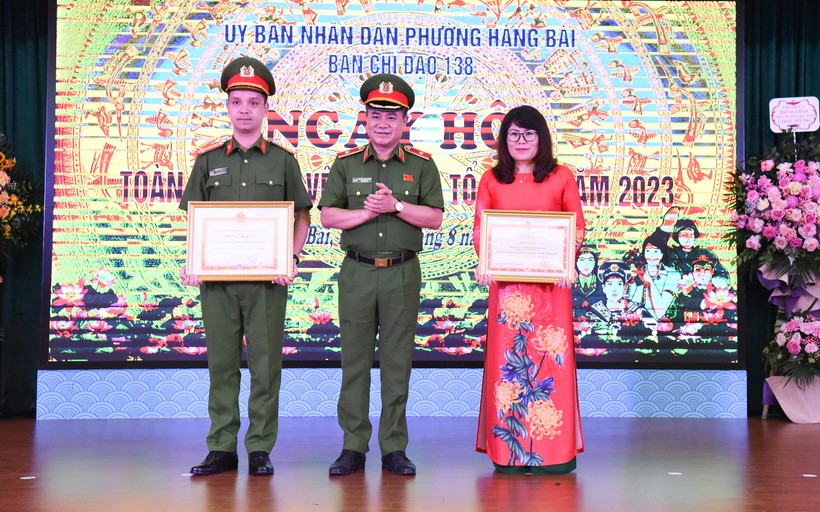 Thiếu tướng Nguyễn Thanh Tùng - Phó Giám đốc Công an TP Hà Nội trao khen thưởng cho cá nhân.