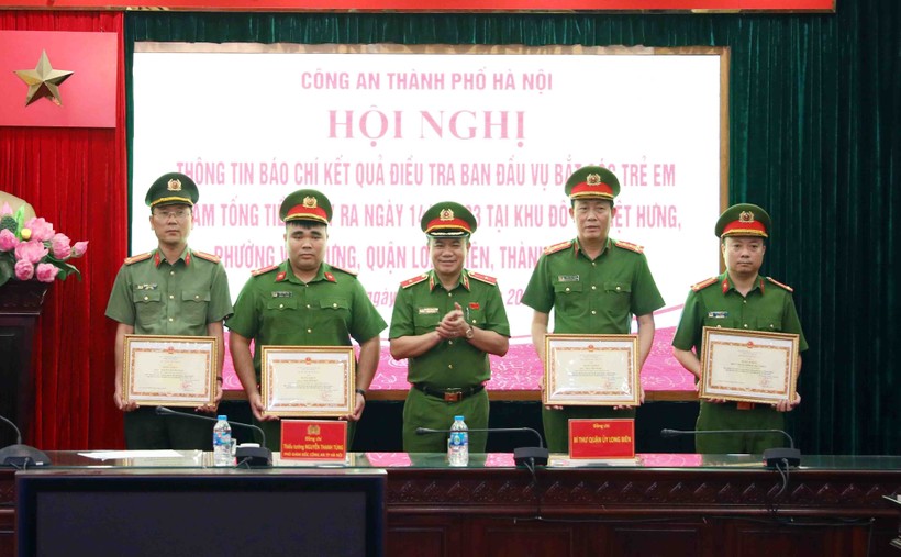 Thiếu tướng Nguyễn Thanh Tùng trao khen thưởng các tập thể, cá nhân lập thành tích trong điều tra vụ án.