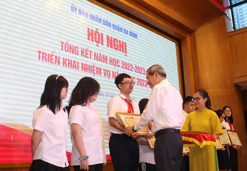 Ông Hoàng Minh Dũng Tiến - Bí thư Quận ủy Ba Đình trao khen thưởng cho học sinh giỏi.