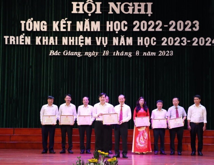 Ông Mai Sơn - Phó Chủ tịch Thường trực UBND tỉnh Bắc Giang trao khen thưởng cho các cá nhân có thành tích xuất sắc trong năm học 2022 - 2023.