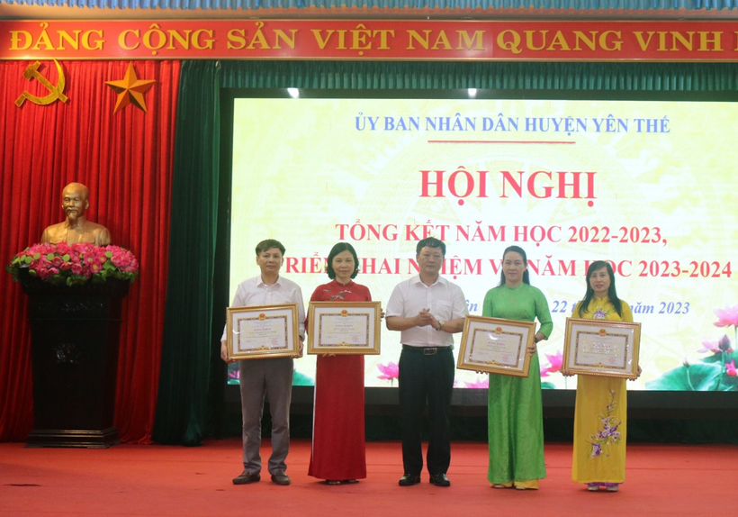 Ông Nguyễn Ngọc Sơn- Chủ tịch UBND huyện Yên Thế trao Bằng khen của UBND tỉnh cho các tập thể.