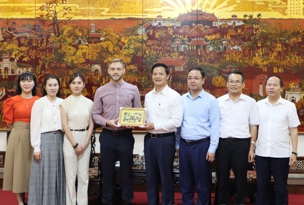 Phó Chủ tịch Thường trực UBND tỉnh Bắc Ninh - Vương Quốc Tuấn chụp ảnh lưu niệm với Tập đoàn OBAS.