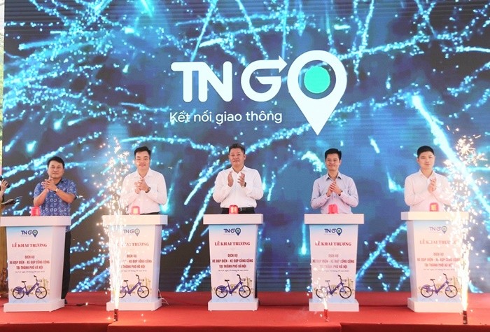 Ông Nguyễn Mạnh Quyền - Phó Chủ tịch UBND TP Hà Nội và các đại biểu bấm nút khai trương dịch vụ xe đạp điện - xe đạp công cộng.