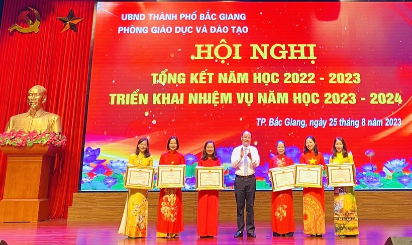 Ông Đặng Đình Hoan trao Bằng khen của Chủ tịch UBND tỉnh Bắc Giang cho các tập thể.