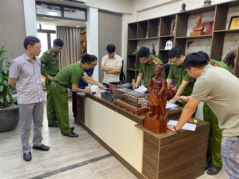 Cơ quan Cảnh sát điều tra Công an tỉnh Bắc Giang khám xét nơi làm việc của Mạc Đăng Thanh.