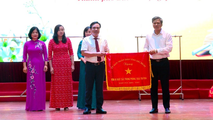 Thừa ủy quyền, ông Tạ Đăng Đoan (bên phải) - Bí thư Thành ủy Bắc Ninh trao cờ thi đua cho các đơn vị có thành tích xuất sắc. 