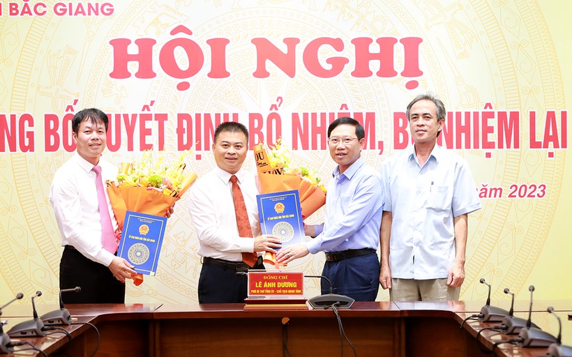 Chủ tịch UBND tỉnh Bắc Giang Lê Ánh Dương trao quyết định bổ nhiệm Giám đốc Sở Xây dựng cho ông Nguyễn Việt Phong (ngoài cùng bên trái) và quyết định bổ nhiệm lại cho ông Bạch Đăng Khoa - Phó Giám đốc Sở GD&ĐT.