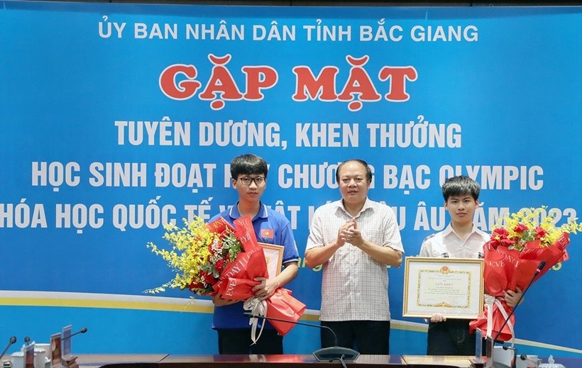 Giám đốc Sở GD&ĐT Bắc Giang - Tạ Việt Hùng khen thưởng học sinh đạt giải quốc tế (Ảnh TL).