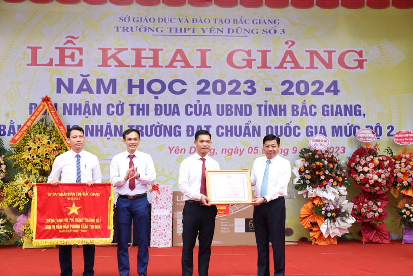 Bí thư Tỉnh ủy Bắc Giang (ngoài cùng bên phải) trao danh hiệu Tập thể Lao động xuất sắc cho Trường THPT Yên Dũng số 3.