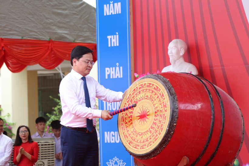 Bí thư Tỉnh ủy Bắc Ninh - Nguyễn Anh Tuấn đánh trống khai giảng năm học mới 2023 -2024.