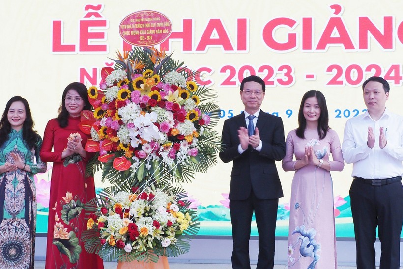 Bộ trưởng Bộ trưởng Bộ Thông tin và Truyền thông - Nguyễn Mạnh Hùng dự lễ khai giảng năm học mới 2023 - 2024.